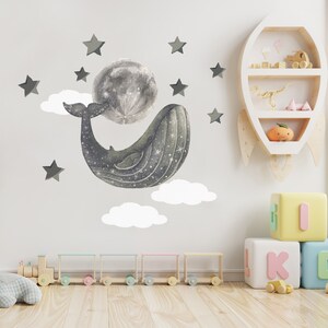 Pu&ograve; includere: Un adesivo da parete per l'asilo nido con una balena con un motivo stellato, una luna e nuvole. L'adesivo &egrave; in tonalit&agrave; di grigio e bianco ed &egrave; perfetto per la cameretta di un bambino.