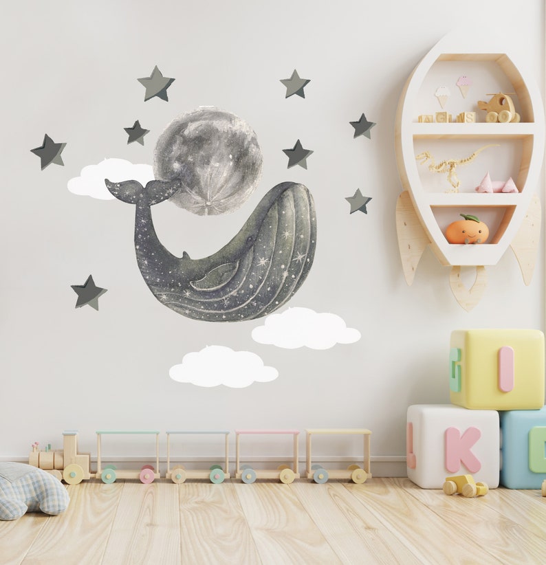 Pu&ograve; includere: Un adesivo da parete per l'asilo nido con una balena con un motivo stellato, una luna e nuvole. L'adesivo &egrave; in tonalit&agrave; di grigio e bianco ed &egrave; perfetto per la cameretta di un bambino.