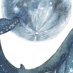 Pu&ograve; includere: Un dipinto ad acquerello di una balena che nuota sotto una grande luna blu. La luna ha un motivo bianco a forma di stella sulla sua superficie. La balena &egrave; di colore blu scuro con un motivo bianco stellato sul suo corpo.