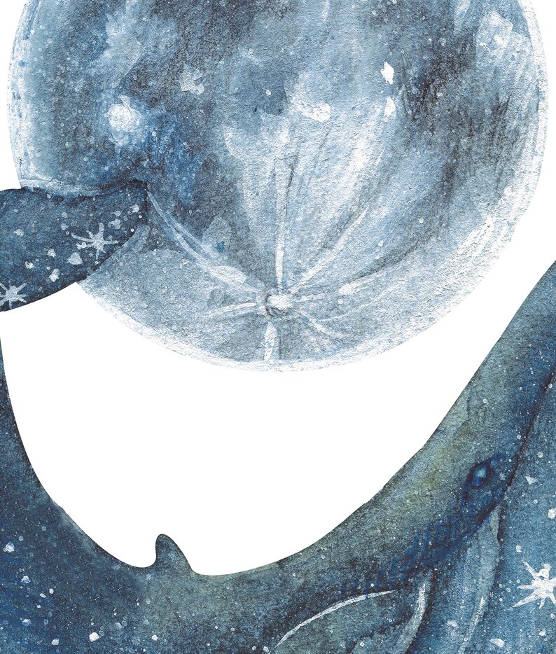 Pu&ograve; includere: Un dipinto ad acquerello di una balena che nuota sotto una grande luna blu. La luna ha un motivo bianco a forma di stella sulla sua superficie. La balena &egrave; di colore blu scuro con un motivo bianco stellato sul suo corpo.