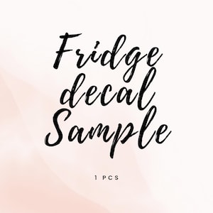 Peut inclure: Une image en noir et blanc du texte "Fridge decal Sample" avec les mots "1 PCS" en dessous.