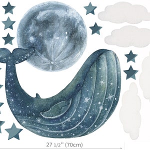 Pu&ograve; includere: Una balena blu con un motivo stellato nuota sotto una grande luna blu. L'immagine include 10 stelle blu e 3 nuvole bianche. La balena &egrave; larga 70 cm e alta 72 cm. La luna &egrave; larga 70 cm.