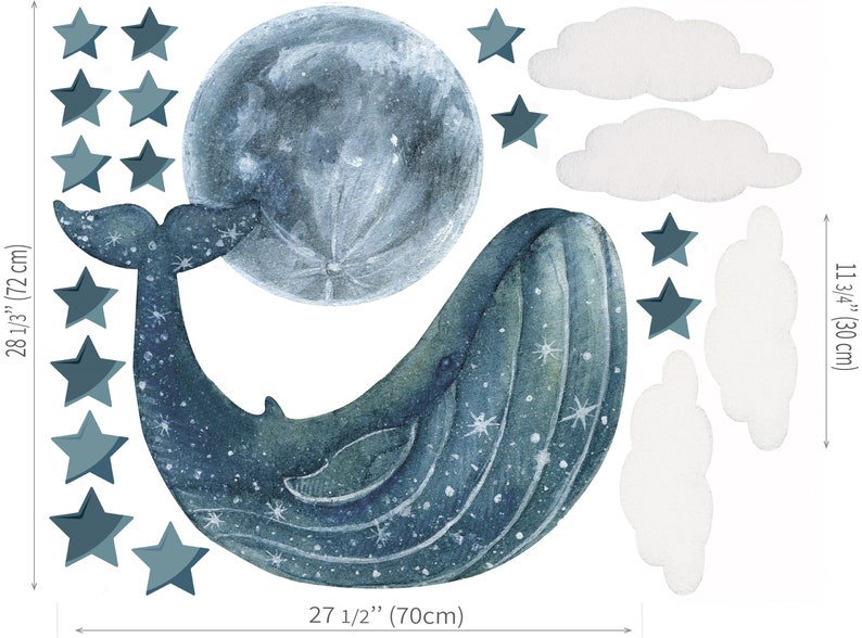 Pu&ograve; includere: Una balena blu con un motivo stellato nuota sotto una grande luna blu. L'immagine include 10 stelle blu e 3 nuvole bianche. La balena &egrave; larga 70 cm e alta 72 cm. La luna &egrave; larga 70 cm.