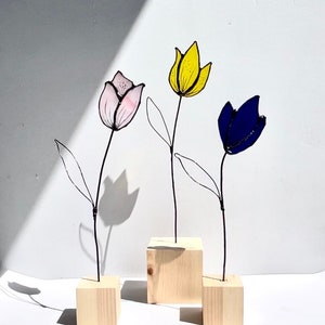Stained Glass Flower Suncatcher On Wooden Block for Table Decor - Stained Glass Tulip Housewarming Gifts - Flower Stained Glass Decor