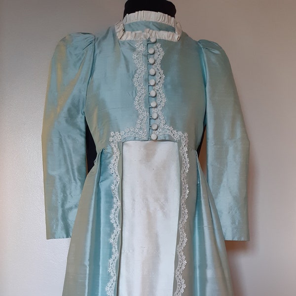 Robe et manteau de demoiselle d'honneur en dupion de soie turquoise et ivoire avec bordure en dentelle guipure 10 ans