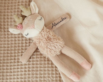 Kleines Kuscheltier mit Rassel Reh Ella Greifling Personalisiert Geschenk zur Geburt Baby