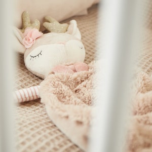 Manta de peluche ciervo Bieco regalo personalizable para el nacimiento de un bebé doudou personalizado imagen 4
