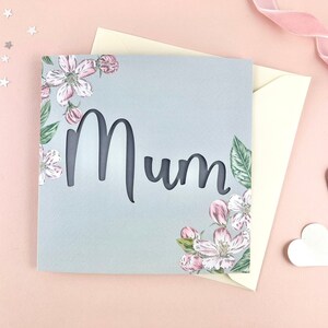 Blumen Papierschnitt 'Mama' Karte, Geburtstagskarte für Sie, Papierausschnitt Geburtstagskarte für Mama, Muttertagskarte, illustrierte Karte, Dankeskarte