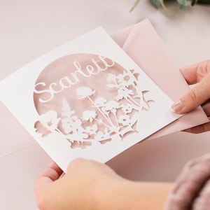 Personalisierte Blumen Wildblumen Papierschnitt Namenskarte, Hochzeits- / Jahrestagsgeschenk, Geburtstagskarte für sie, Dankeskarte