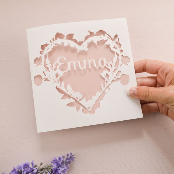 Carta personalizzata con nome floreale Love Heart Papercut, regalo di matrimonio/anniversario, biglietto di compleanno per lei, biglietto di ringraziamento