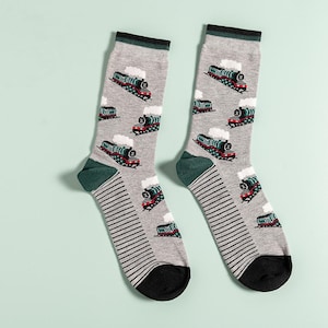 Socken aus Bambusdampfeisenbahn – Geschenkidee für Männer | Perfekt als Briefkastengeschenk | Weihnachtsgeschenk für Eisenbahnfans