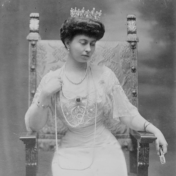 Sad Elegant Beautiful Victorian Queen Instant Digital Download Vintage Woman Photo Gothic Portrait