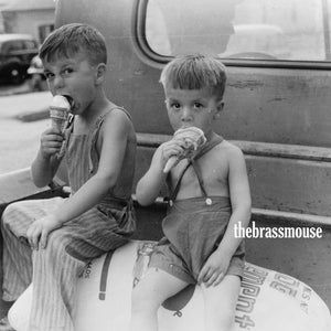 Niño con helado Fotografía instantánea Foto vintage Descarga digital Niño de los años 1940 Blanco y negro Álbum de recortes de verano Collage Diario basura