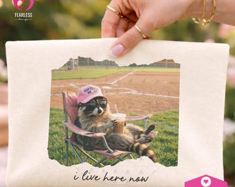 Vivo aquí ahora png / Camiseta divertida con meme de mapache png / Diseño de softbol para el día del partido / Diseño de sublimación de chica salvaje / Mamá de deportes de softbol png