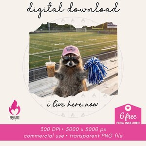 Puede incluir: Un gr&aacute;fico de descarga digital que muestra un mapache con una gorra rosa de Football Mom y gafas de sol, sosteniendo un caf&eacute; helado y un pomp&oacute;n azul y blanco. La imagen incluye el texto digital download, i live here now y 6 free PNGs included.