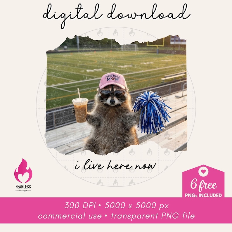 Puede incluir: Un gr&aacute;fico de descarga digital que muestra un mapache con una gorra rosa de Football Mom y gafas de sol, sosteniendo un caf&eacute; helado y un pomp&oacute;n azul y blanco. La imagen incluye el texto digital download, i live here now y 6 free PNGs included.