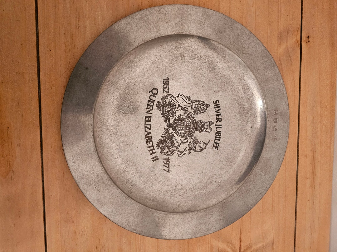 Vintage James Yates Pewter Plate 1977 London Queen Elizabeth Silver