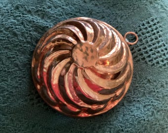 Vintage Birth Gramm 5.75 Inch Bundt Shiny Display Wall Mold