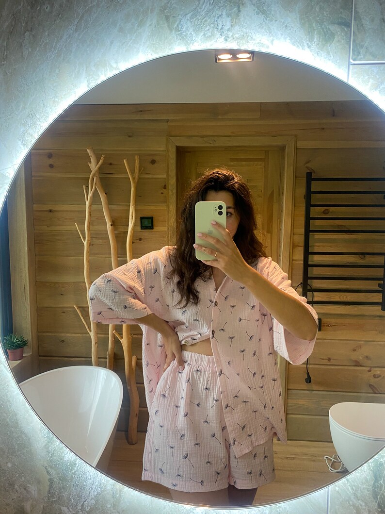 Peut inclure: Un ensemble de pyjama rose &agrave; imprim&eacute; pissenlit. Le haut a un devant boutonn&eacute; et des manches courtes. Le short a une taille &eacute;lastique.