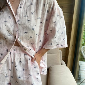 Peut inclure: Un ensemble pyjama rose et blanc &agrave; imprim&eacute; pissenlit. Le haut a un devant boutonn&eacute; et des manches courtes. Le short a une taille &eacute;lastique.