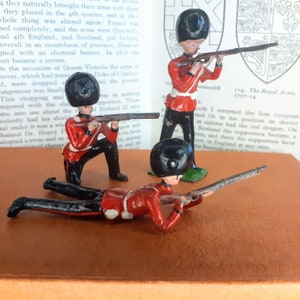 Vintage Trio der Britains Grenadier Guards - liegend, kniend und stehend - Armeen der Welt - 1930er Jahre