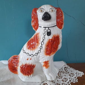 Antieke Staffordshire-hond, 30 cm met plaksteen - wit met bruine/rode vlekken - Wally-hond