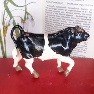 Vintage Britains Holstein/Friesian Bull - Cat No 573 (1940)
