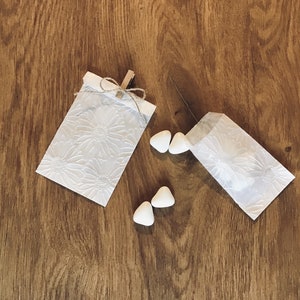 Vellum paper bags, bustine in carta pergamina, mix a scelta tra diverse trame in rilievo. Adatte per confettate o porta riso