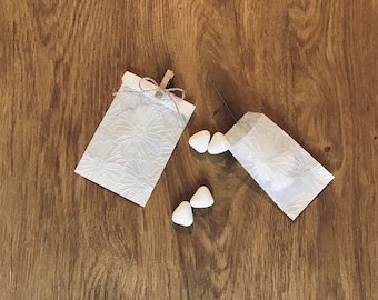 Parchment paper bags in various sizes, with a choice of embossed textures. Suitable for sugared almonds or rice bowls.