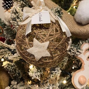 Christmas bauble in natural twine decorated with bow, bell and personalized tag - Christmas decoration in different colors