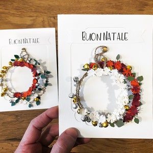 Mini guirnalda decorativa con detalles florales en cartulina de colores, cascabeles y escritura personalizada + cartulina blanca o kraft