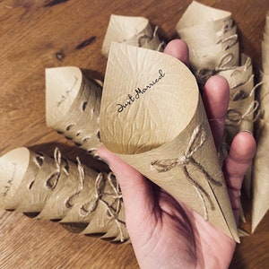 Conetti porta riso, rice cones, raffinata carta kraft con trama rilievo a scelta, con possibilità di personalizzazione e decorazione