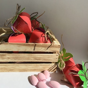 Strawberry box strawberry, strawberries for confetti, place cards in various colors with natural string bow