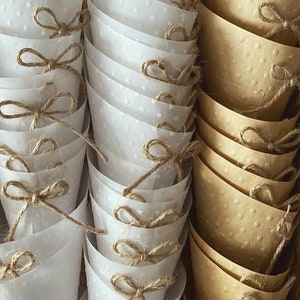 Conetti porta riso, rice cones, delicata carta trasparente con trama rilievo a scelta, possibilità di personalizzazione e decorazione