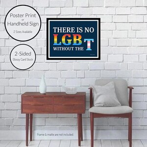 Puede incluir: Una impresi&oacute;n de p&oacute;ster o un cartel de mano con el texto "THERE IS NO LGBT WITHOUT THE" en azul sobre un fondo azul oscuro. Las letras LGBT est&aacute;n en colores arco&iacute;ris con un s&iacute;mbolo transg&eacute;nero azul claro al final de la T.