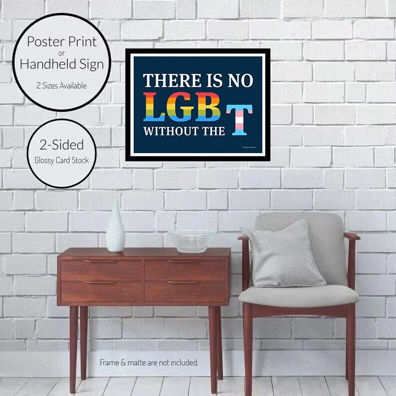 Puede incluir: Una impresi&oacute;n de p&oacute;ster o un cartel de mano con el texto "THERE IS NO LGBT WITHOUT THE" en azul sobre un fondo azul oscuro. Las letras LGBT est&aacute;n en colores arco&iacute;ris con un s&iacute;mbolo transg&eacute;nero azul claro al final de la T.