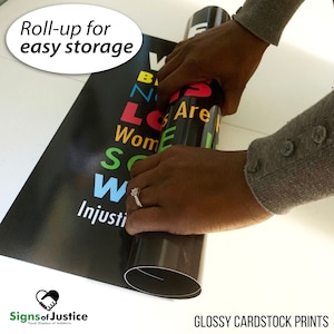 Puede incluir: Un p&oacute;ster en blanco y negro con texto de colores que dice "We Are Not Silent" y "Women, So, We, Injustice". El p&oacute;ster est&aacute; enrollado para facilitar su almacenamiento. El p&oacute;ster est&aacute; impreso en cartulina brillante.