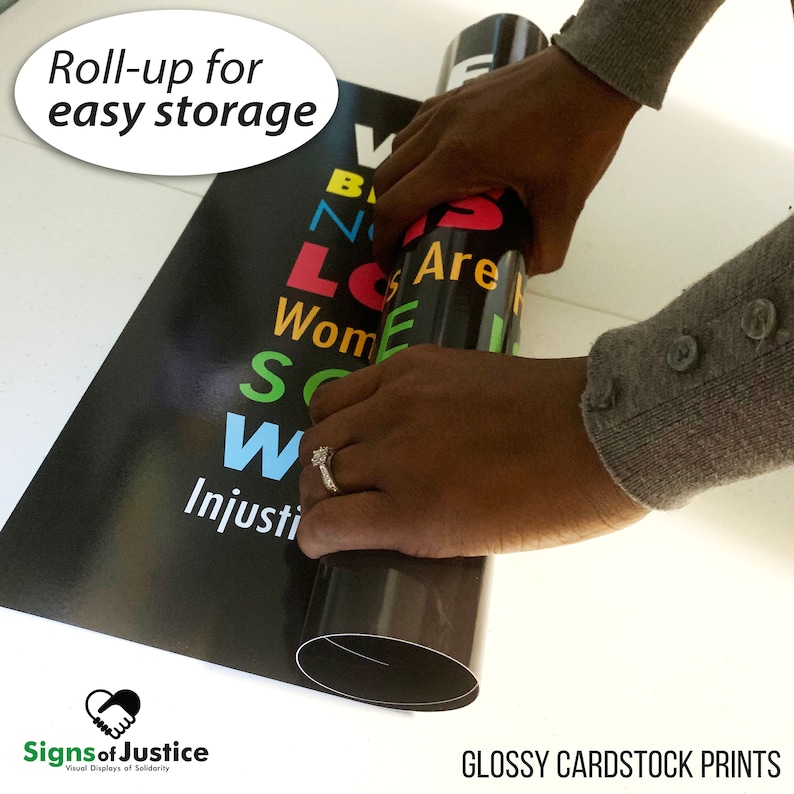 Puede incluir: Un p&oacute;ster en blanco y negro con texto de colores que dice "We Are Not Silent" y "Women, So, We, Injustice". El p&oacute;ster est&aacute; enrollado para facilitar su almacenamiento. El p&oacute;ster est&aacute; impreso en cartulina brillante.