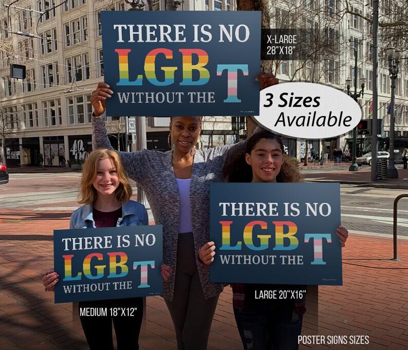 Puede incluir: Tres personas sostienen carteles con el texto "There is no LGBT without the" en colores arco&iacute;ris. Los carteles est&aacute;n disponibles en tres tama&ntilde;os: 18" x 12", 20" x 16" y 28" x 18".