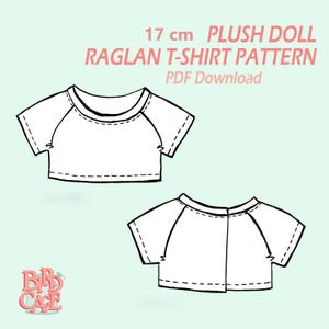 Puede incluir: Patrón de camiseta raglán blanca para una muñeca de peluche de 17 cm, con el texto "PLUSH DOLL RAGLAN T-SHIRT PATTERN PDF Download". El patrón está ilustrado con líneas negras sobre un fondo verde claro. El logotipo de Bird Cage está en la esquina inferior izquierda.