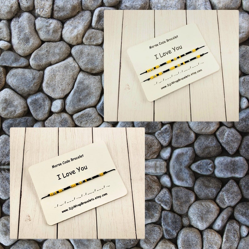 Pu&ograve; includere: Due braccialetti in corda nera con perline gialle che compongono "Ti amo" in codice Morse su un cartoncino bianco con il testo "Braccialetto in codice Morse Ti amo www.DjsWrapBracelets.etsy.com"
