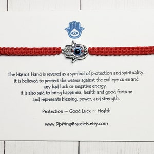 Op de afbeelding: Rood koord armband met een zilveren Hamsa hand bedel met een blauw boze oog. De bedel is een symbool van bescherming en spiritualiteit. De tekst op de kaart luidt: "De Hamsa hand wordt vereerd als een symbool van bescherming en spiritualiteit. Men gelooft dat het de drager beschermt tegen de boze oog vloek en alle pech of negatieve energie. Het wordt ook gezegd dat het geluk, gezondheid en voorspoed brengt en zegen, kracht en kracht vertegenwoordigt. Bescherming - Geluk - Gezondheid www.DjsWrapBracelets.etsy.com"