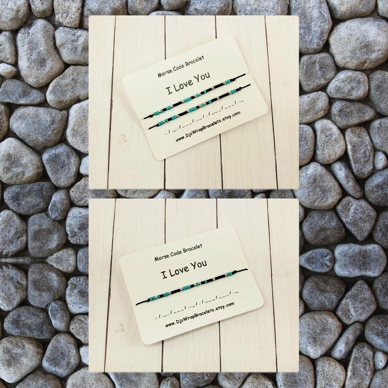 Pu&ograve; includere: Due braccialetti in corda nera con perline turchesi che compongono "Ti amo" in codice Morse su un cartoncino bianco con il testo "Braccialetto in codice Morse Ti amo www.DjWrapBracelets.etsy.com"
