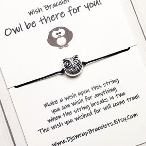Puede incluir: Una pulsera de deseos con un dije de búho plateado en una cuerda negra. La tarjeta dice "Wish Bracelet Owl be there for you!" e incluye texto sobre pedir un deseo. También se incluye la dirección del sitio web.