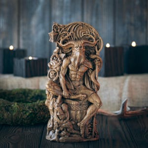 &quot;Handgefertigte Eiche Cernunnos Statue: Keltischer &quot;&quot;Gehörnter Gott&quot;&quot; Altar Dekor.&quot;