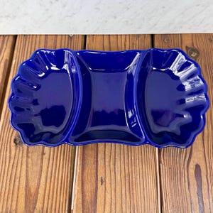 Travessa vintage azul cobalto dividida, travessa de servir com 3 compartimentos, bandeja para petiscos estilo meados do século XX.