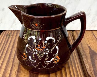 Jarra de crema japonesa antigua de cerámica roja Moriage, color marrón con estampado floral.
