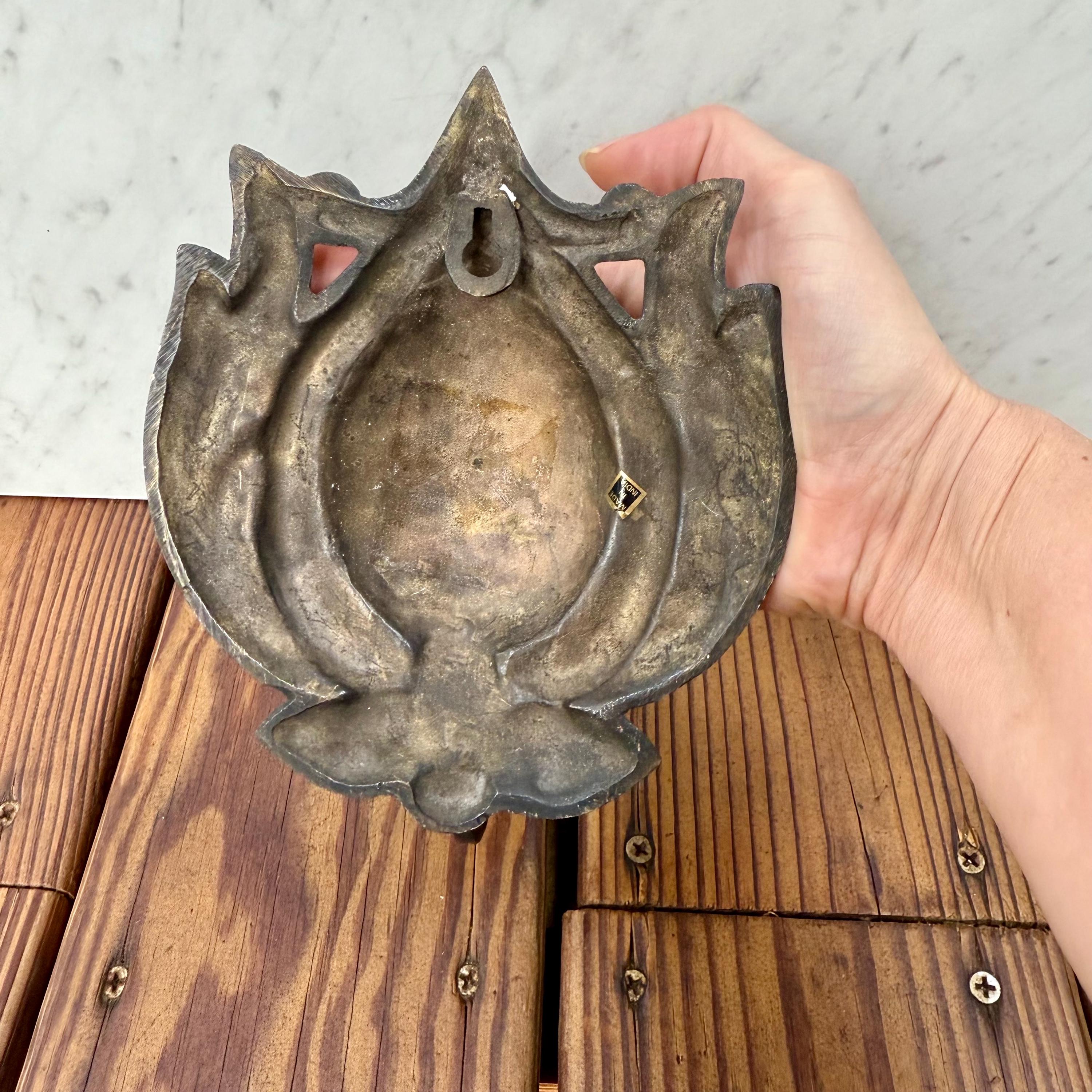 ヴィンテージ鋳鉄製ロータスキャンドルホルダー燭台：銅と黒の素朴な壁