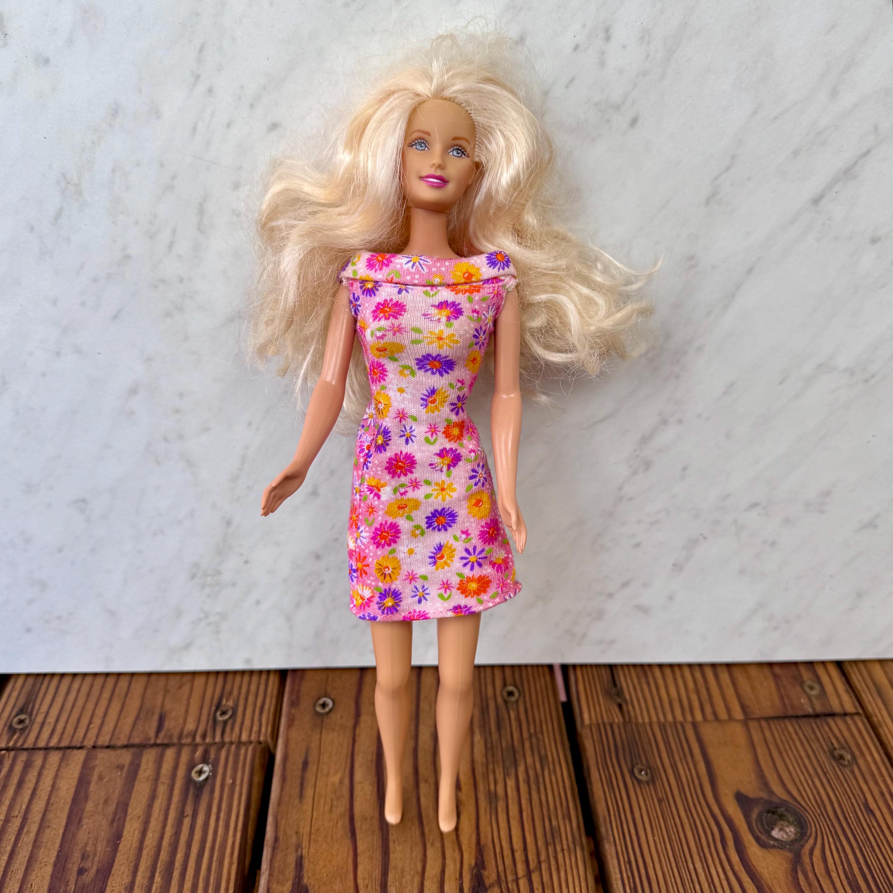 新品。アメリカで購入、バービー人形。イースター2012年。かわいい綺麗❤️ 新品。アメリカで購入、バービー人形。姉妹で遊園地2012年