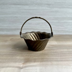Small Vintage Brass Basket with Handle – Swirl Bowl Design – Mini Gold Metal Dish